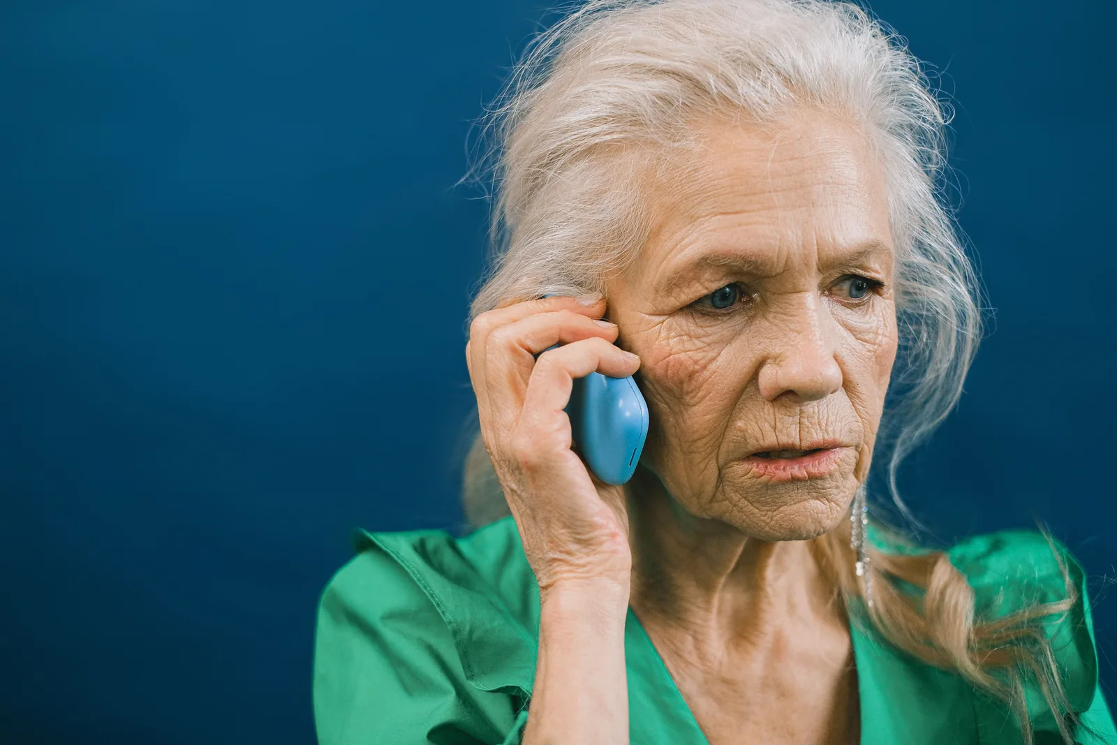 Lừa đảo tình cảm nhắm vào phụ nữ 50+ ở Việt Nam — sáu dấu hiệu cần biết